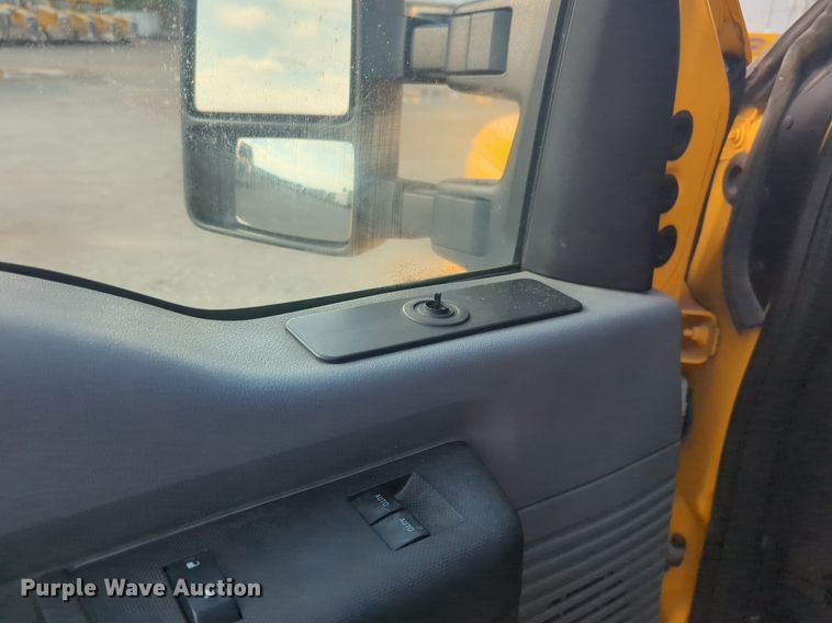 image for item NW9673 2016 Ford  F350 Super Duty utility bed pickup truck