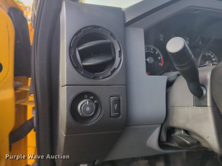 image for item NW9673 2016 Ford  F350 Super Duty utility bed pickup truck