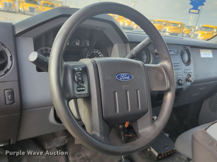 image for item NW9673 2016 Ford  F350 Super Duty utility bed pickup truck