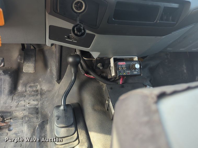 image for item NW9673 2016 Ford  F350 Super Duty utility bed pickup truck