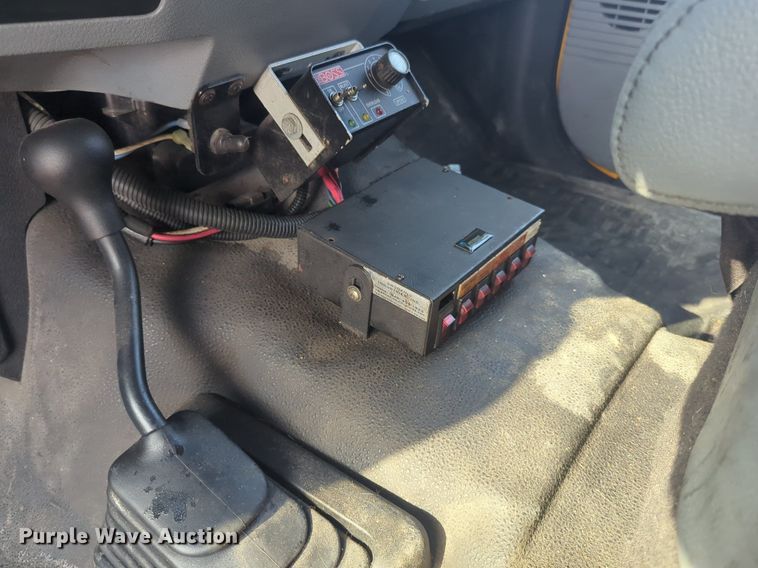 image for item NW9673 2016 Ford  F350 Super Duty utility bed pickup truck