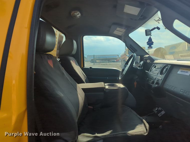 image for item NW9673 2016 Ford  F350 Super Duty utility bed pickup truck