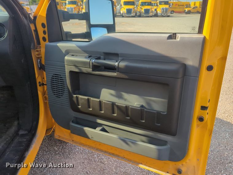 image for item NW9673 2016 Ford  F350 Super Duty utility bed pickup truck