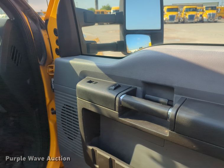 image for item NW9673 2016 Ford  F350 Super Duty utility bed pickup truck