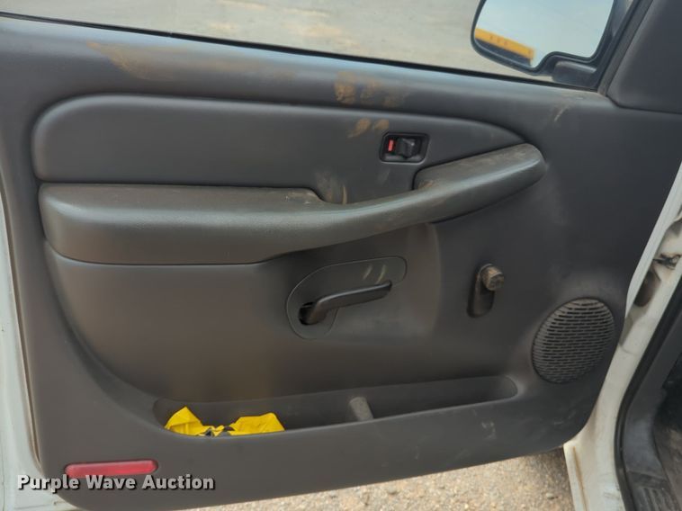 image for item NW9677 2003 GMC Sierra 1500 pickup truck