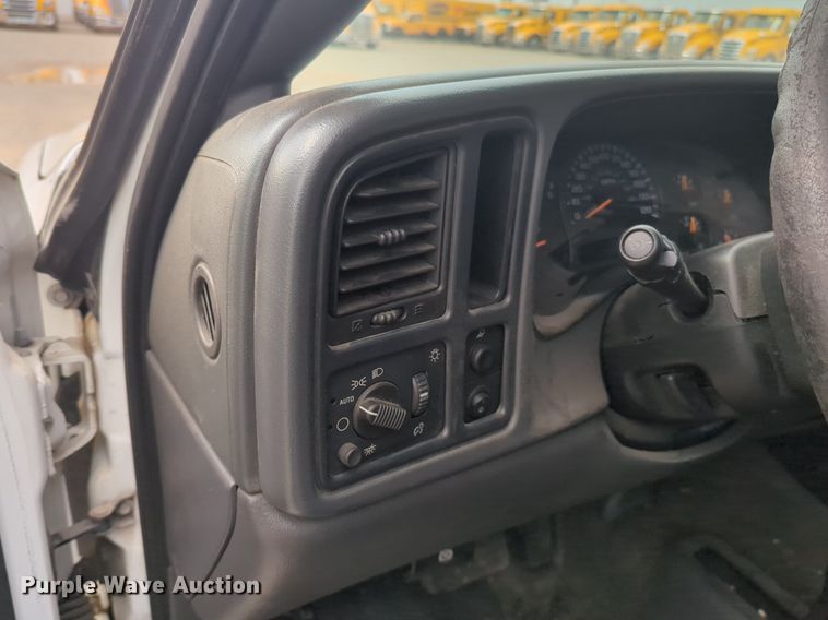 image for item NW9677 2003 GMC Sierra 1500 pickup truck