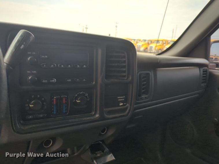 image for item NW9677 2003 GMC Sierra 1500 pickup truck