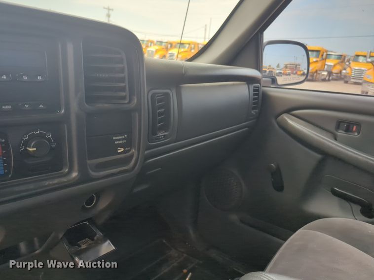 image for item NW9677 2003 GMC Sierra 1500 pickup truck