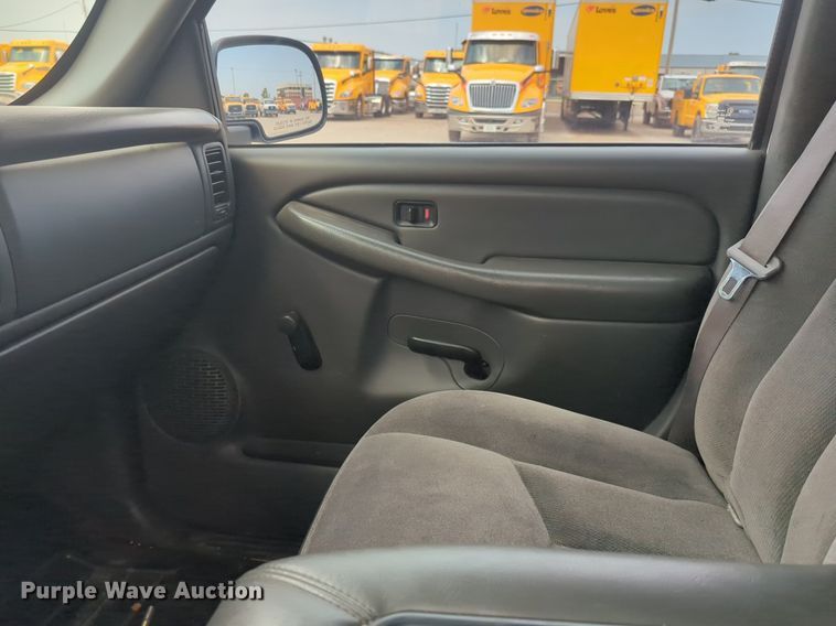 image for item NW9677 2003 GMC Sierra 1500 pickup truck