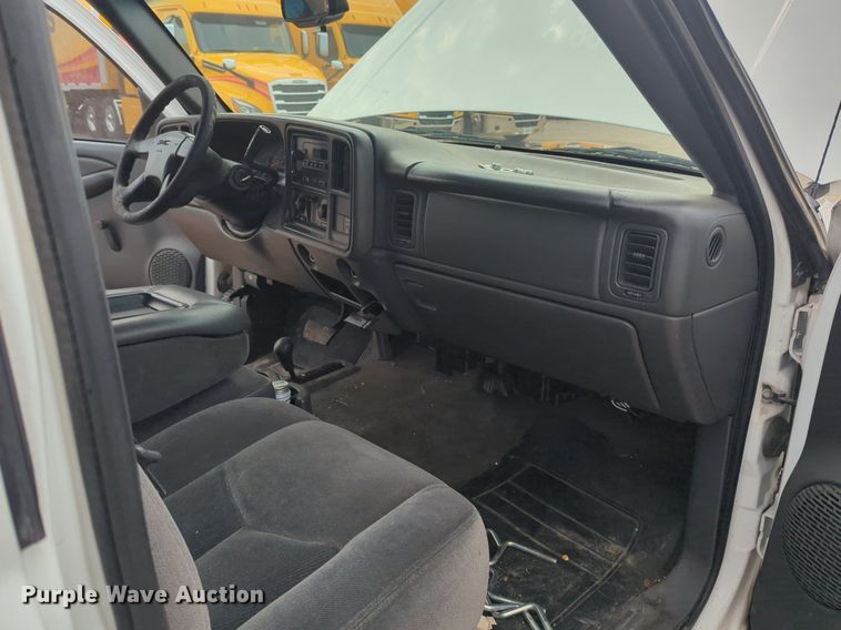 image for item NW9677 2003 GMC Sierra 1500 pickup truck