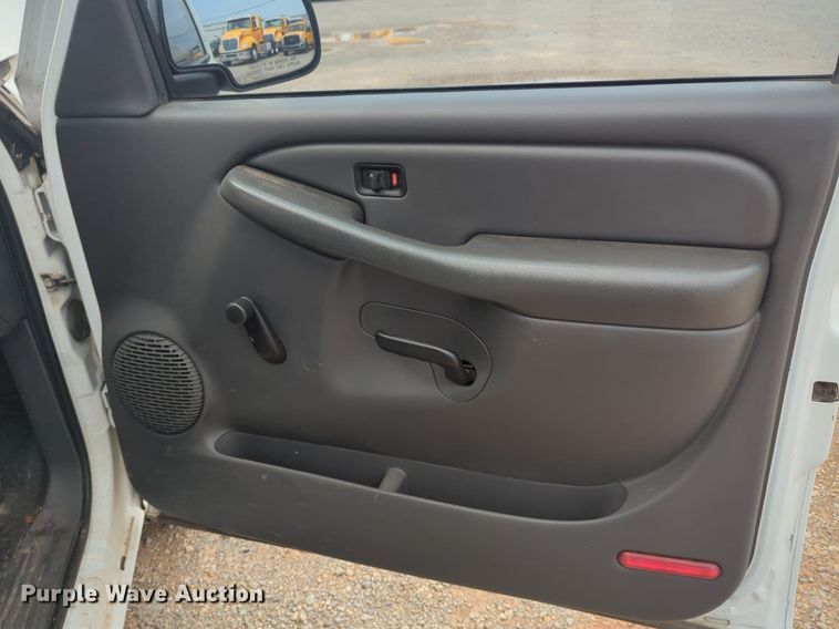 image for item NW9677 2003 GMC Sierra 1500 pickup truck