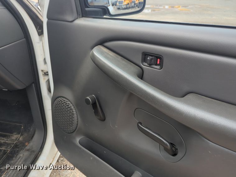 image for item NW9677 2003 GMC Sierra 1500 pickup truck