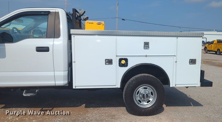 image for item NW9679 2019 Ford  F250 Super Duty XL utility bed pickup truck