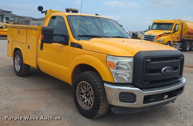 image for item NW9681 2016 Ford  F350 Super Duty utility bed pickup truck 