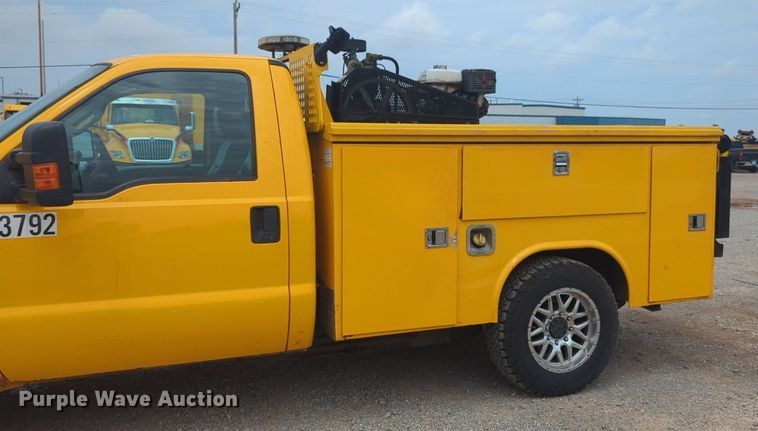 image for item NW9681 2016 Ford  F350 Super Duty utility bed pickup truck 