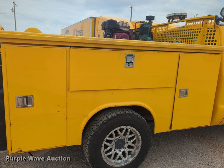 image for item NW9681 2016 Ford  F350 Super Duty utility bed pickup truck 