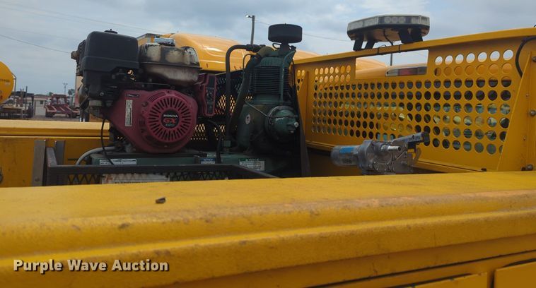 image for item NW9681 2016 Ford  F350 Super Duty utility bed pickup truck 