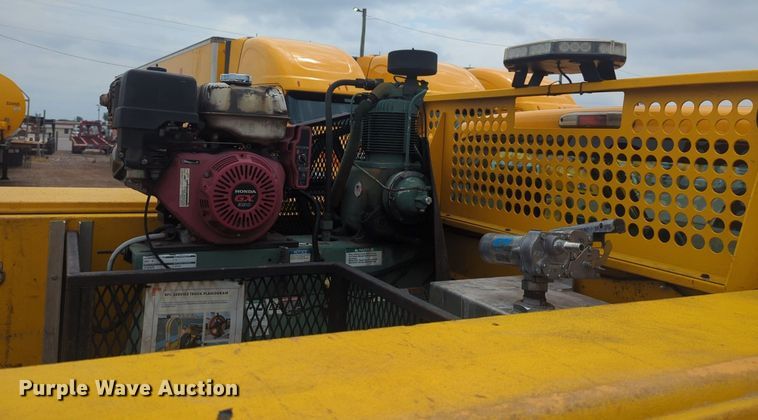 image for item NW9681 2016 Ford  F350 Super Duty utility bed pickup truck 