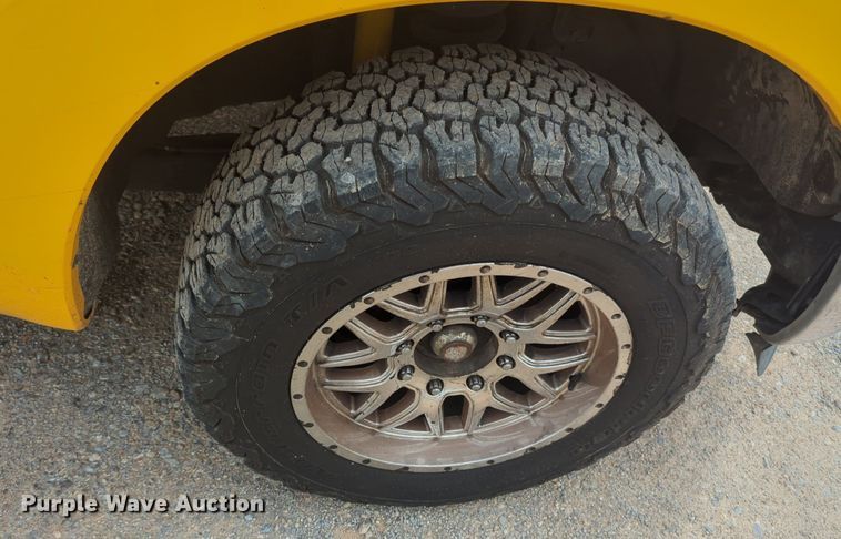 image for item NW9681 2016 Ford  F350 Super Duty utility bed pickup truck 