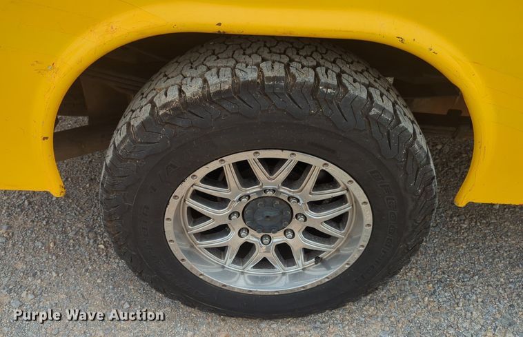 image for item NW9681 2016 Ford  F350 Super Duty utility bed pickup truck 