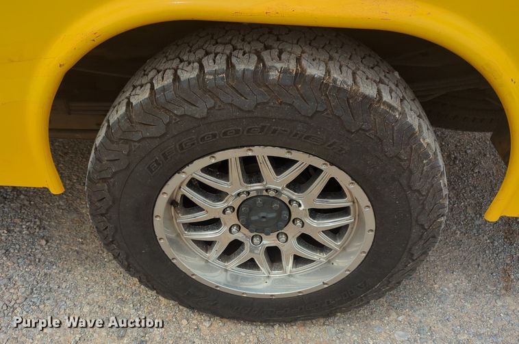 image for item NW9681 2016 Ford  F350 Super Duty utility bed pickup truck 