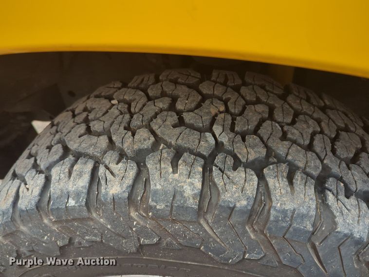 image for item NW9681 2016 Ford  F350 Super Duty utility bed pickup truck 