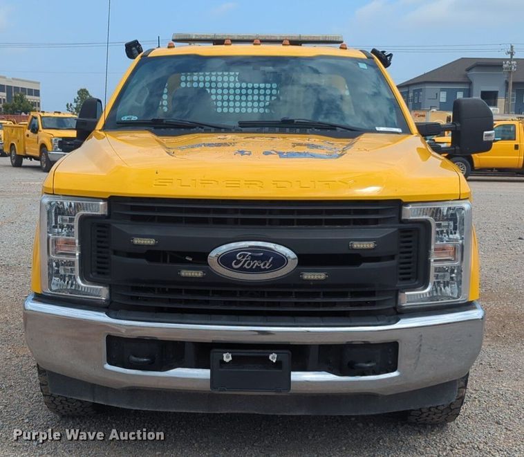 image for item NW9684 2019 Ford F350 Super Duty utility bed pickup truck