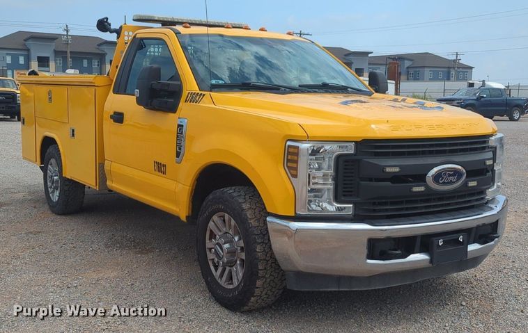 image for item NW9684 2019 Ford F350 Super Duty utility bed pickup truck