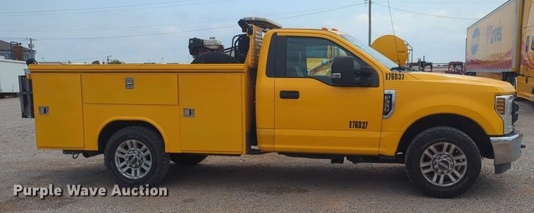 image for item NW9684 2019 Ford F350 Super Duty utility bed pickup truck