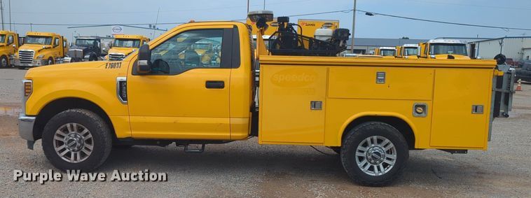 image for item NW9684 2019 Ford F350 Super Duty utility bed pickup truck