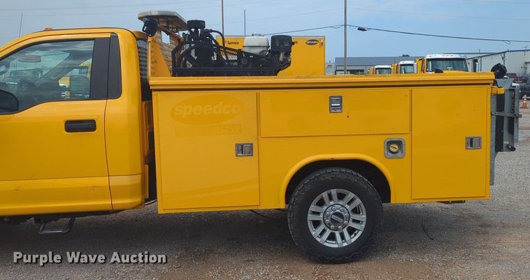 image for item NW9684 2019 Ford F350 Super Duty utility bed pickup truck