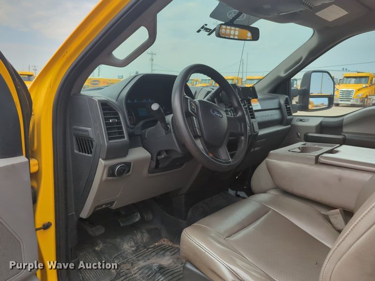 image for item NW9684 2019 Ford F350 Super Duty utility bed pickup truck