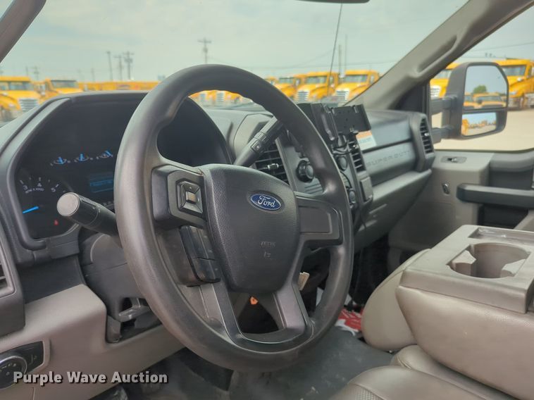 image for item NW9684 2019 Ford F350 Super Duty utility bed pickup truck