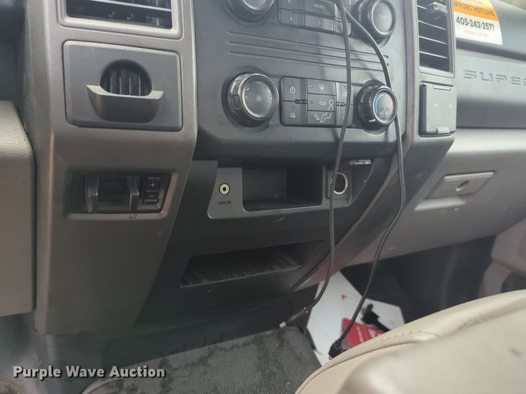 image for item NW9684 2019 Ford F350 Super Duty utility bed pickup truck