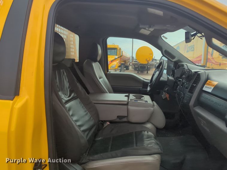 image for item NW9684 2019 Ford F350 Super Duty utility bed pickup truck