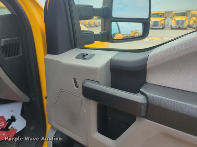 image for item NW9684 2019 Ford F350 Super Duty utility bed pickup truck