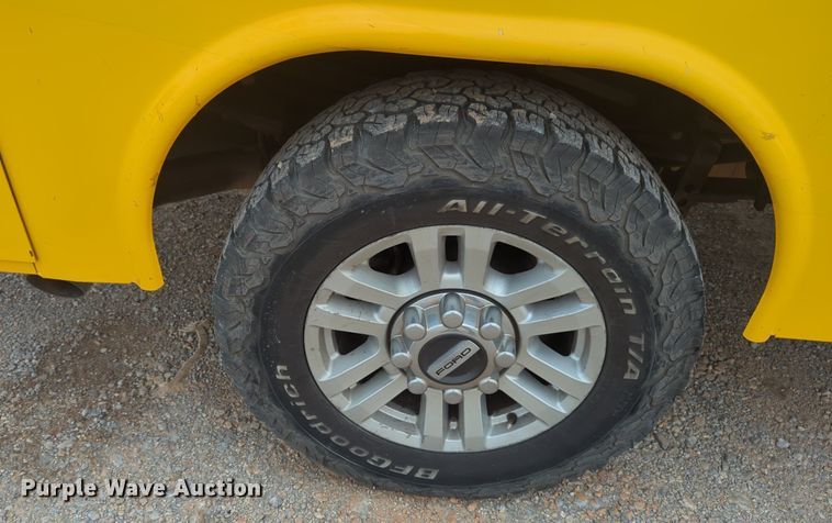 image for item NW9684 2019 Ford F350 Super Duty utility bed pickup truck