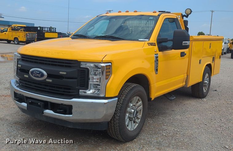 image for item NW9685 2019 Ford  F350 Super Duty utility bed pickup truck