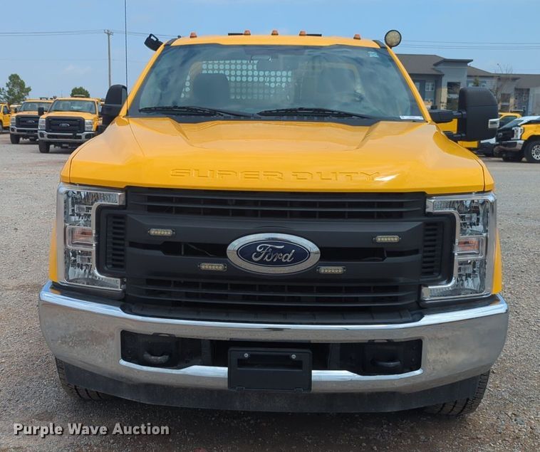 image for item NW9685 2019 Ford  F350 Super Duty utility bed pickup truck