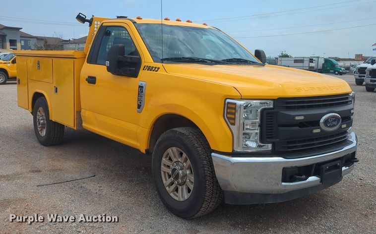 image for item NW9685 2019 Ford  F350 Super Duty utility bed pickup truck