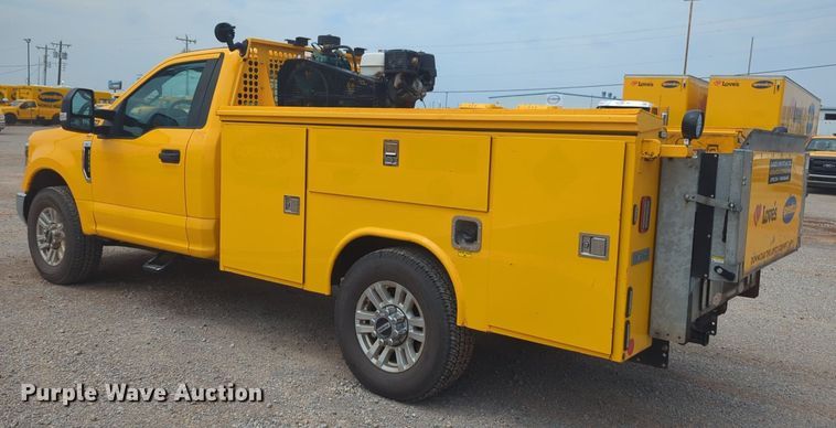 image for item NW9685 2019 Ford  F350 Super Duty utility bed pickup truck