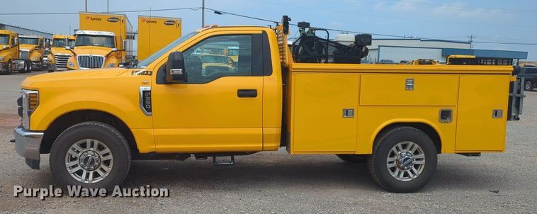 image for item NW9685 2019 Ford  F350 Super Duty utility bed pickup truck