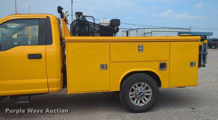 image for item NW9685 2019 Ford  F350 Super Duty utility bed pickup truck