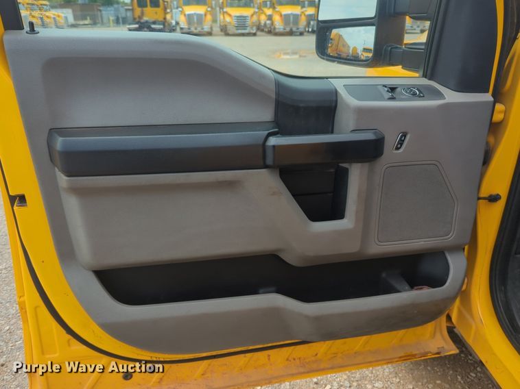 image for item NW9685 2019 Ford  F350 Super Duty utility bed pickup truck