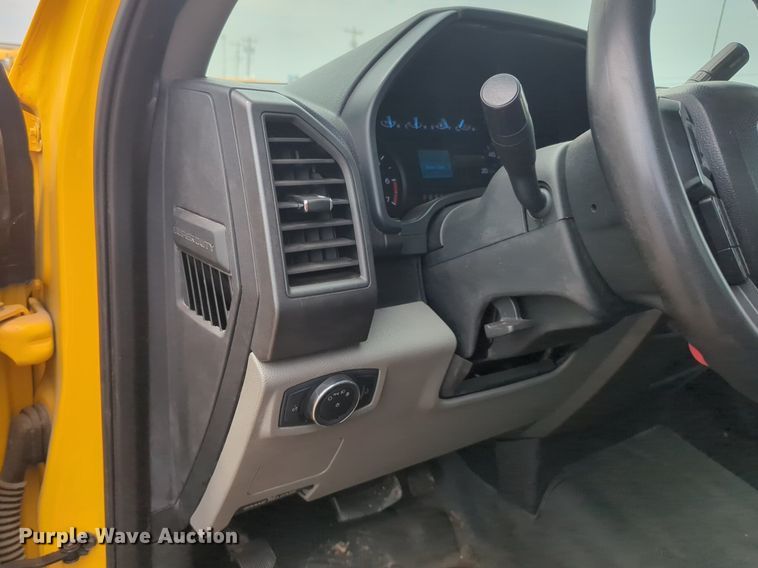 image for item NW9685 2019 Ford  F350 Super Duty utility bed pickup truck
