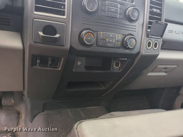 image for item NW9685 2019 Ford  F350 Super Duty utility bed pickup truck