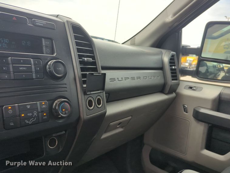 image for item NW9685 2019 Ford  F350 Super Duty utility bed pickup truck