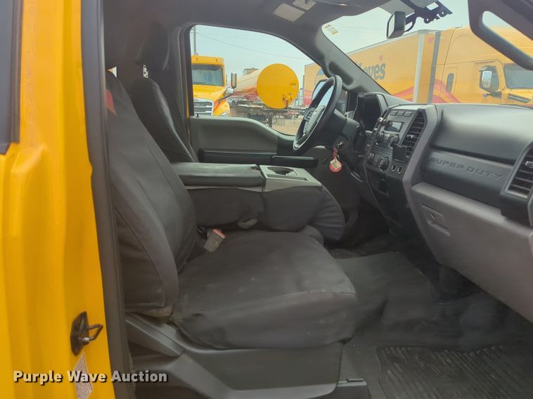 image for item NW9685 2019 Ford  F350 Super Duty utility bed pickup truck