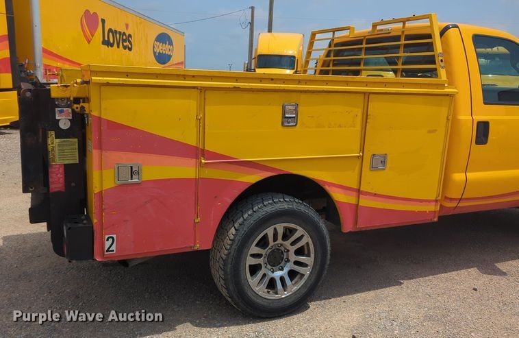 image for item NW9690 2015 Ford  F350 Super Duty utility bed pickup truck