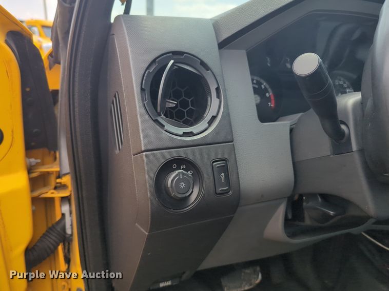 image for item NW9690 2015 Ford  F350 Super Duty utility bed pickup truck